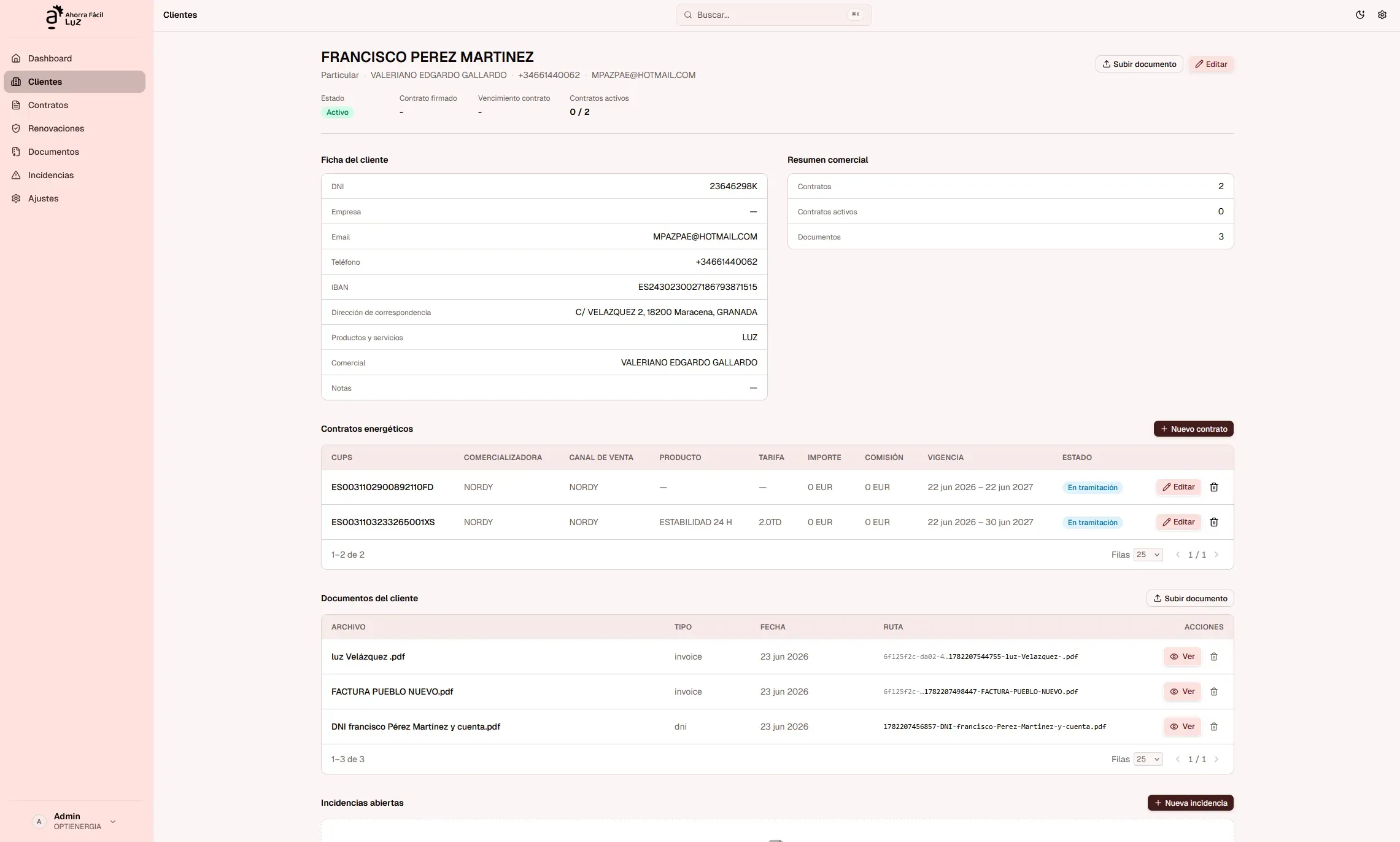Ficha completa de cliente con contratos, documentos e historial de actividad